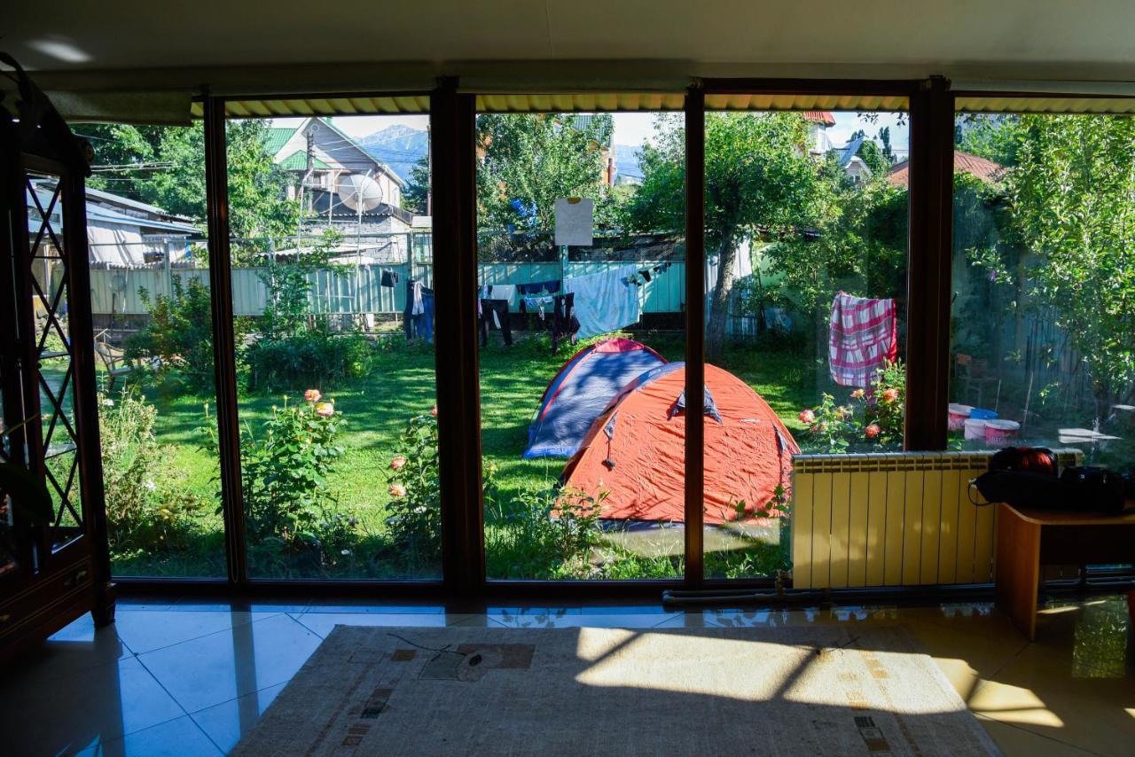 "European" Backpackers Hostel In Алма Ата Екстериор снимка