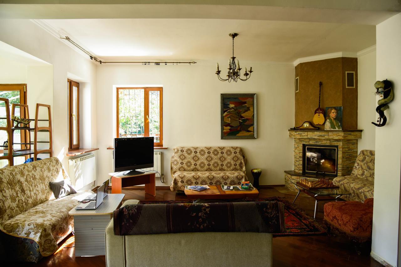 "European" Backpackers Hostel In Алма Ата Екстериор снимка