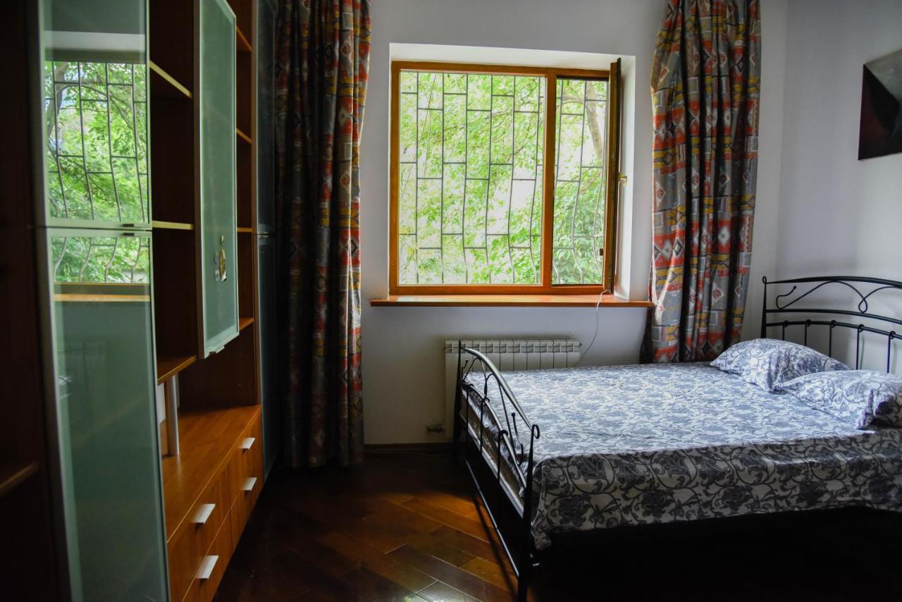 "European" Backpackers Hostel In Алма Ата Екстериор снимка