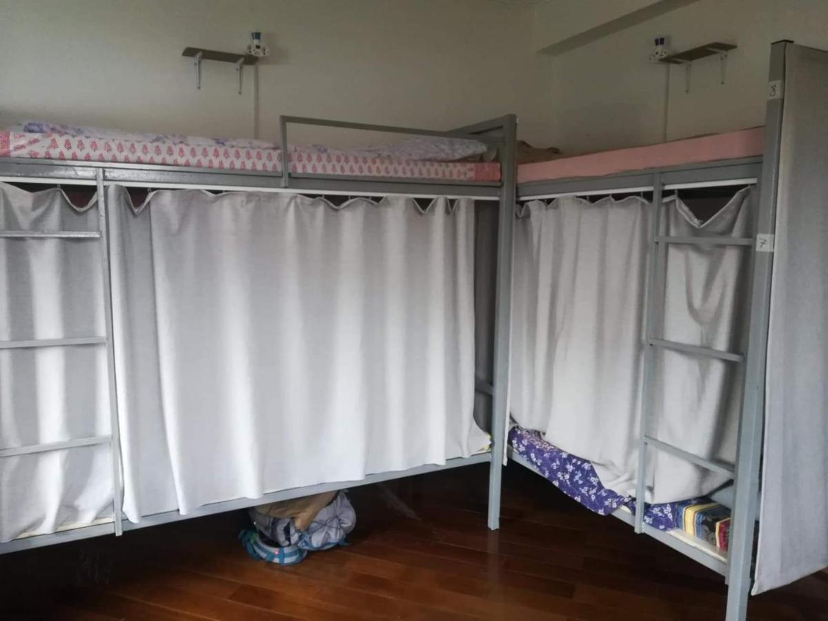 "European" Backpackers Hostel In Алма Ата Стая снимка